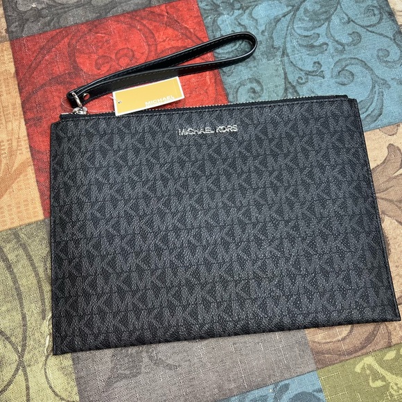 MICHAEL KORS Jet Set Travel XL Leather Wristlet - Picture 1 of 4